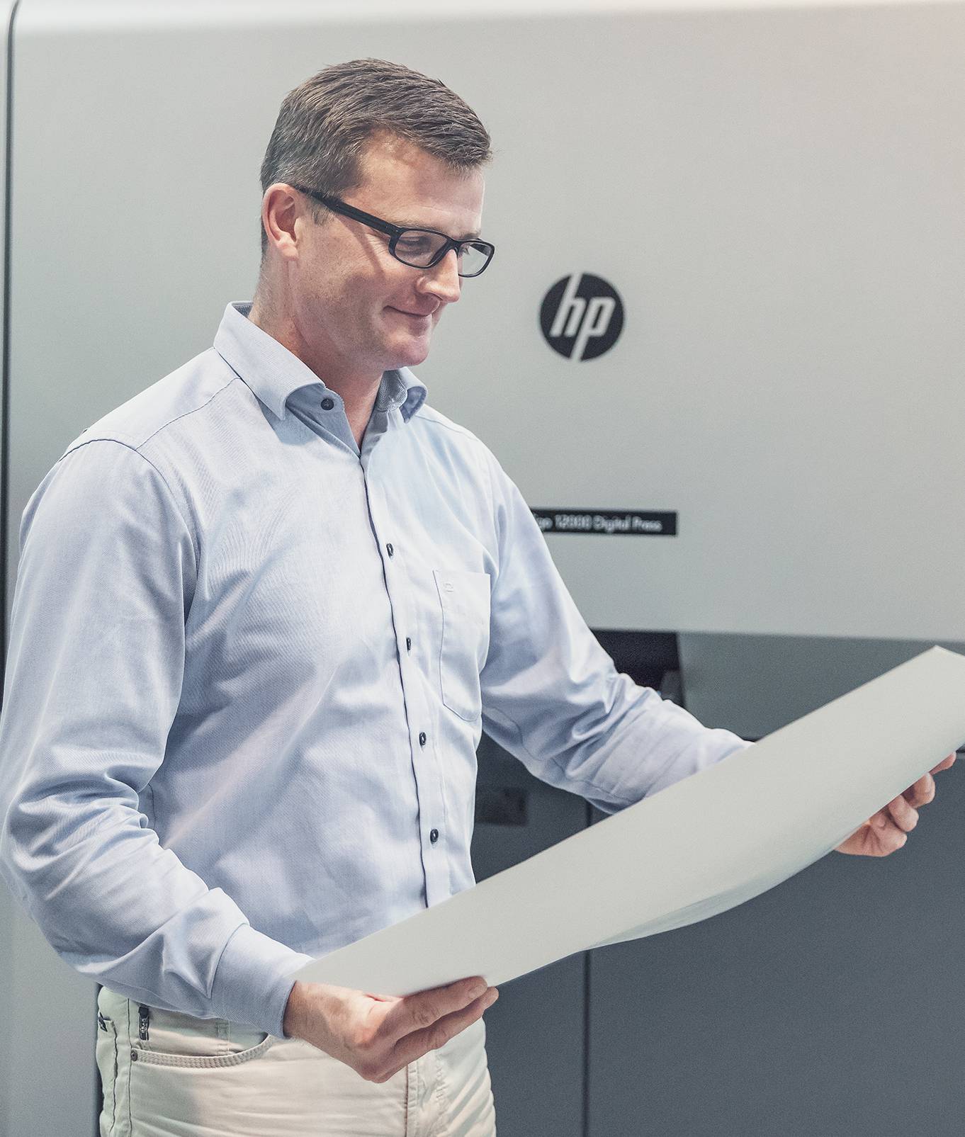 Kontrolle eines frisch gedruckten Bogens an der HP Indigo