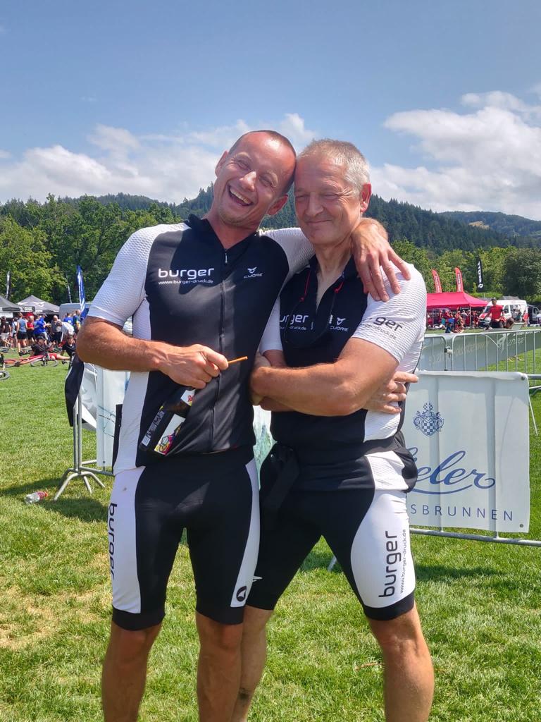 Zwei Kollegen im burger-Trikot beim Bike-Marathon
