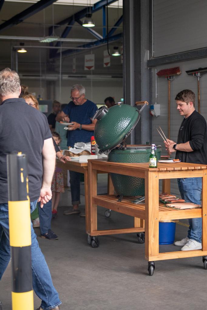 Kolleginnen und Kollegen beim Grillfest vor der Halle