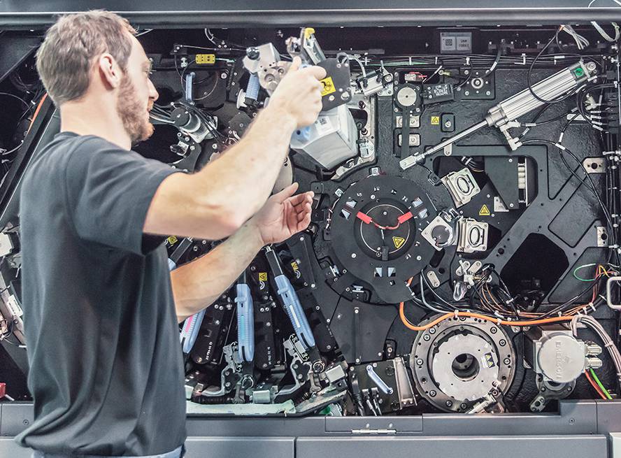 Blick in das geöffnete Farbwerk der Digitaldruckmaschine bei der Wartung